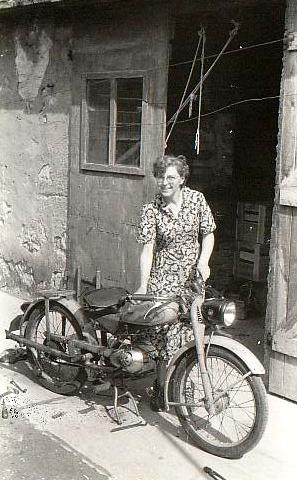 rosel mit motorrad