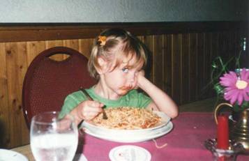 nina isst spaghetti